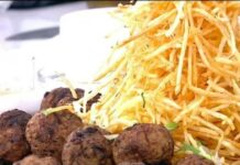 Αφράτα κεφτεδάκια με τηγανιτές πατάτες και σάλτσα γιαουρτιού