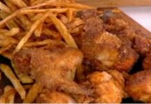 Τηγανητές φτερούγες και μπουτάκια κοτόπουλου με σπιτική γλυκόξινη σως! (Video)