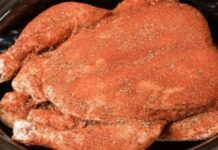 Πασπαλίζει το κοτόπουλο με αυτό το μείγμα και το βάζει στο φούρνο – Το αποτέλεσμα; Τραγανό και πεντανόστιμο!