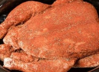 Πασπαλίζει το κοτόπουλο με αυτό το μείγμα και το βάζει στο φούρνο – Το αποτέλεσμα; Τραγανό και πεντανόστιμο!