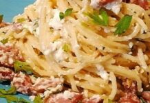 Βάλτε μακαρόνια σε φόρμα με λουκάνικα και ζαμπόν! Σε ένα μισάωρο θα έχετε φτιάξει ένα αριστούργημα!