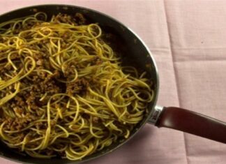 «Ολύμπιο» πιάτο: Ξεχάστε την κατσαρόλα και πιάστε το τηγάνι – Η νέα μέθοδος για μακαρόνια μούρλια!