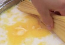 Ρίξτε τα μακαρόνια στην κατσαρόλα και προσθέστε γάλα…Θα το κάνετε συνέχεια όταν το δοκιμάσετε!