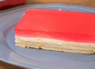 Μαμαδίστικο γλυκό ψυγείου με ζελέ, κρέμα και μπισκότα (Video)