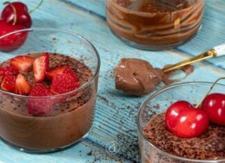 Με ελάχιστες θερμίδες και μηδαμινή ζάχαρη – Λαχταριστή μους σοκολάτα με φρούτα και γιαούρτι