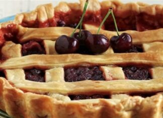 Πεντανόστιμη και χωρίς πολλές θερμίδες – Πανεύκολη κερασόπιτα από την Αργυρώ Μπαρμπαρίγου