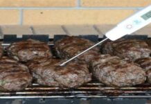 Φτιάχνει «κολασμένα» μπιφτέκια: Το μεγάλο μυστικό με τον κιμά και το τρίψιμο κρεμμυδιού στη σχάρα