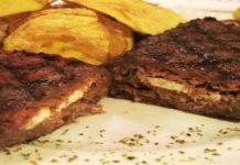 Για… πολύ μερακλήδες: Μπιφτέκια ταψιού με τυρί που απογειώνει τη γεύση!