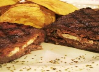 Για… πολύ μερακλήδες: Μπιφτέκια ταψιού με τυρί που απογειώνει τη γεύση!