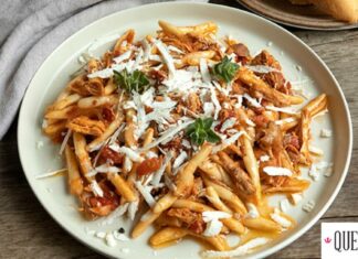 Άκης Πετρετζίκης: Σκιουφιχτά με κοτόπουλο κοκκινιστό