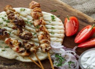 Στρώστε το τραπέζι: Σουβλάκια κοτόπουλου με σαλάτα μάνγκο