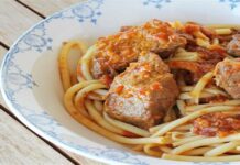 Ασυναγώνιστο παραδοσιακό μοσχαράκι κοκκινιστό με χοντρά μακαρόνια