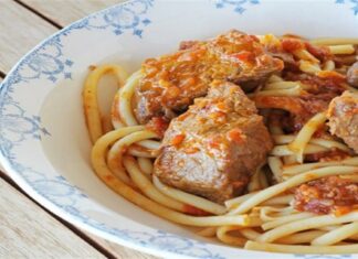 Ασυναγώνιστο παραδοσιακό μοσχαράκι κοκκινιστό με χοντρά μακαρόνια