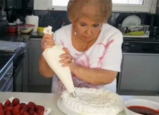 Δροσερό γλυκό ψυγείου από την Βέφα Αλεξιάδου – Με φράουλες και χυμό λεμονιού