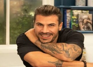 Το… ‘δωσε ο Πετρετζίκης: Το κόλπο να γυρίσεις σε 1 δευτερόλεπτο τα έντερα για το κοκορέτσι και την μαγειρίτσα και να τα καθαρίσεις πανεύκολα