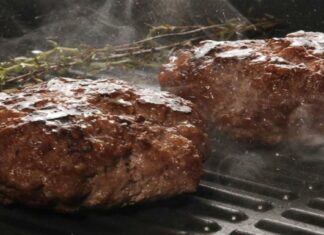 Αφράτα και ζουμερά μπιφτέκια σε 5 βήματα – Το μυστικό κρύβεται στο ψωμί