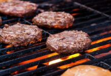 Το τέλειο κόλπο για να μη διαλυθούν τα μπιφτέκια στο μπάρμπεκιου