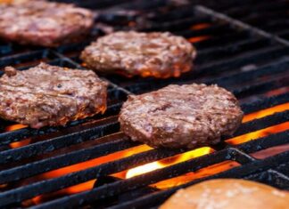 Το τέλειο κόλπο για να μη διαλυθούν τα μπιφτέκια στο μπάρμπεκιου