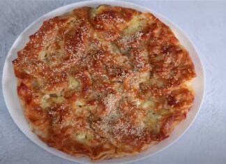 Σουσαμένια τσαλακωτή τυρόπιτα με τυρί φέτα και γιαούρτι έτοιμη σε ελάχιστα λεπτά