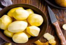 Το μυστικό κόλπο για να καθαρίζεις τις πατάτες αμέσως