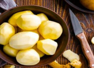 Το μυστικό κόλπο για να καθαρίζεις τις πατάτες αμέσως