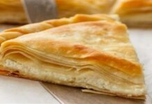 Η πίτα του Σαββάτου: Αναποδογυριστή τυρόπιτα της Αργυρούς με σιμιγδάλι, έτοιμη σε 15′