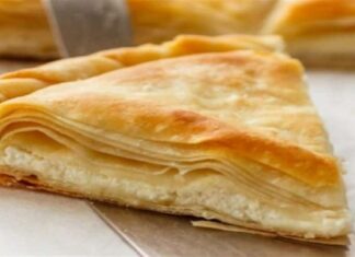 Η πίτα του Σαββάτου: Αναποδογυριστή τυρόπιτα της Αργυρούς με σιμιγδάλι, έτοιμη σε 15′