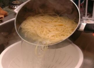 Μέγα σφάλμα! Σταματήστε να σουρώνετε τα μακαρόνια στον νεροχύτη γιατί…