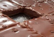 Κυριακάτικη «κόλαση» στο ψυγείο: Το πιο εύκολο σοκολατένιο γλυκό με φρυγανιές