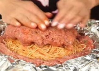 Είναι απλά ονειρικό! Πιέζει σε αλουμινόχαρτο κιμά και ρίχνει μέσα μακαρόνια – Θα σας τρέχουν τα σάλια