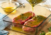 Πετάξτε αυτό το μυρωδικό μακριά: Ο λόγος που δεν πρέπει να το βάζετε όταν ψήνετε το κρέας σας