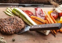 Ζουμερά μπιφτέκια έτοιμα σε 15 λεπτά – Με ελάχιστες θερμίδες και λίγα λιπαρά