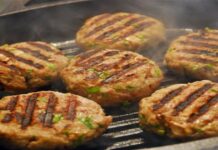 Ποιος πείνασε; Μπιφτέκια γαλοπούλας με ψητά λαχανικά και σάλτσα γιαουρτιού