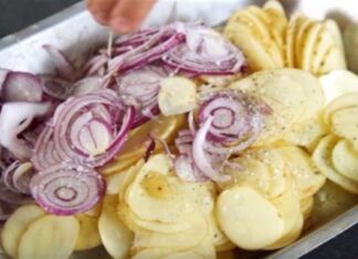 Βάζει πατάτες στο ταψί, ρίχνει από πάνω κρεμμύδια και το βάζει στον φούρνο…Το αποτέλεσμα είναι εξωπραγματικό!