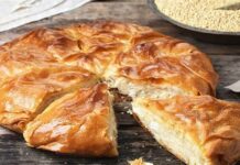 Με τραγανικό χωριάτικο φύλλο – Παραδοσιακή τυρόπιτα από την πεθερά της Αργυρώς