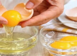 «Τέλος» πια η ταλαιπωρία: Το κόλπο των σεφ με το σκόρδο για τον διαχωρισμό των αυγών που θα σας «λύσει» τα χέρια