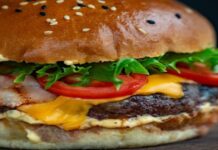Θα σας τρέχουν τα σάλια: Το σπιτικό burger που βγήκε από τον παράδεισο