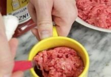 Γέμισε μια κούπα με κιμά, έβαλε από πάνω σάλτσα και σε 3 λεπτά είχε φτιάξει κάτι φοβερό!