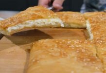 Γευστική αποκάλυψη σε 5′: Τυρόπιτα με φέτα, γιαούρτι και τραγανό φύλλο που λιώνει στο στόμα