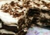 Γρήγορο γλυκό ψυγείου με cookies σοκολάτας και γάλα