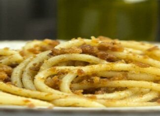 Σκορδάτη μακαρονάδα με γιαούρτι και ψωμί έτοιμη σε 15′
