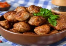 Το μυστικό για αφράτα και μερακλίδικα κεφτεδάκια με ένα συνοδευτικό που θα σας καταπλήξει