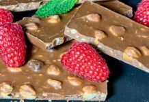 Γεμιστή σοκολάτα με φρούτα χωρίς μπολ & κουτάλι: Το viral κόλπο του TikTok