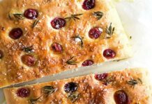 Φτιάξτε Focaccia με σταφύλια και δενδρολίβανο – Θα αντικαταστήσει την λαγάνα στο τραπέζι της Καθαράς Δευτέρας