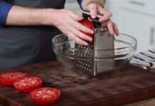 Παίρνει ολόκληρες τις ντομάτες και τις τρίβει στον τρίφτη. Όταν δείτε το λόγο θα τρέξεις να το δοκιμάσεις!