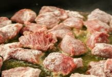 Το τρικ για να κόβεις το κρέας σε μικρά κομματάκια