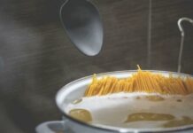 Ξεπλένετε τα μακαρόνια πριν τα βράσετε; Το μεγαλύτερο λάθος που μπορείτε να κάνετε!