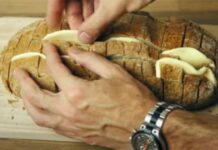 Χαράζει μια φραντζόλα ψωμί και βάζει ανάμεσα τυρί. Με το αποτέλεσμα θα γλείφετε τα δάχτυλά σας!