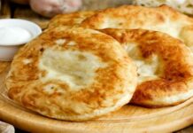 Αυτή είναι η απόλυτη συνταγή για χωριάτικο αφράτο τηγανόψωμο με τυρί
