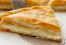 Τυρόπιτα express: Έτριψε τη φέτα με τα δάχτυλα και πασπάλισε – Πεντανόστιμο αποτέλεσμα